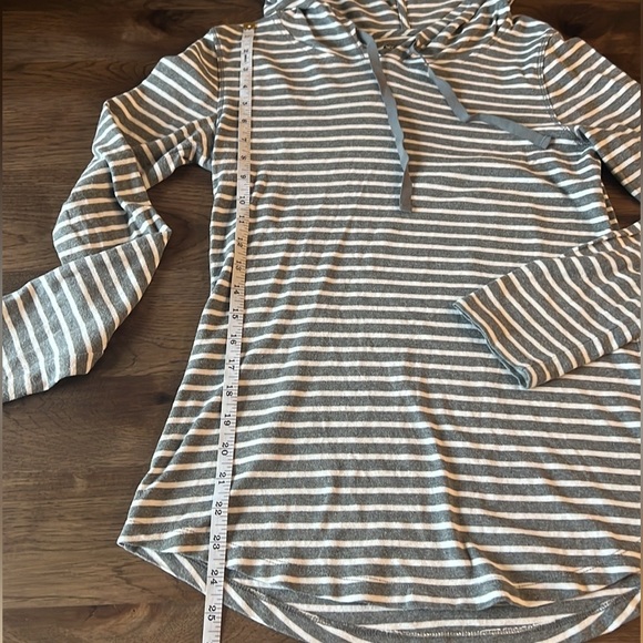 Eddie Bauer Gray and White Lightweight Striped Women's Hoodie Top size Small - Picture 2 of 9